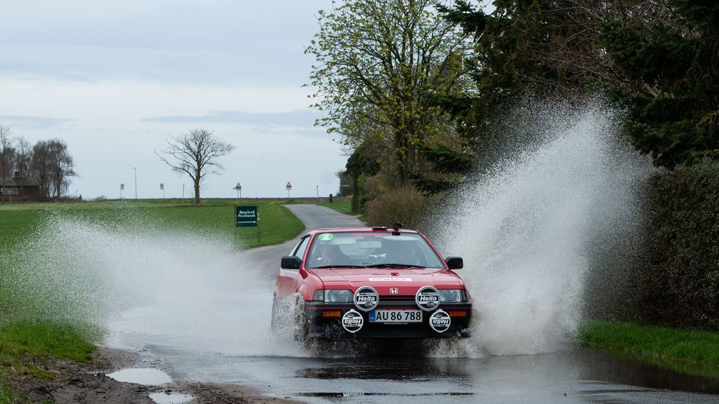 Bedste mandskab på dagen, og vindere af Sport-klassen, Lars Hindsgaul, Assens og Tage Gejl, Silkeborg kommer her godt igennem en af flere dybe vandpytter på ruten
(Foto: rallypics.dk / Viggo Johansen)